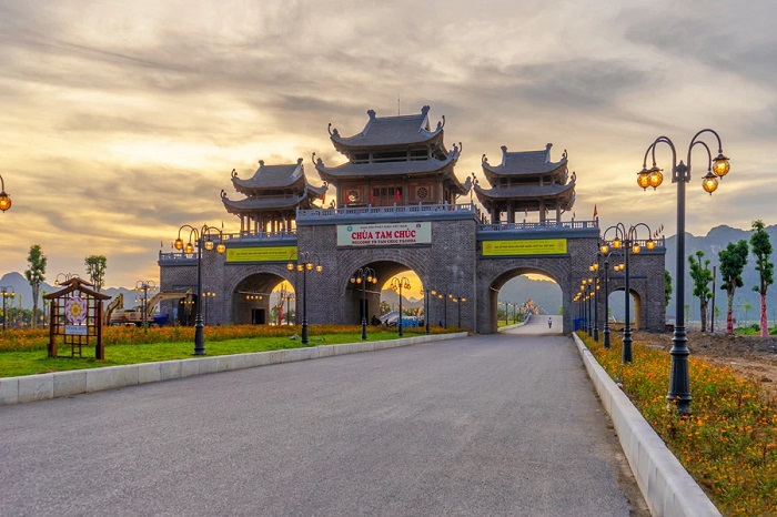 Du xuân chùa Tam Chúc