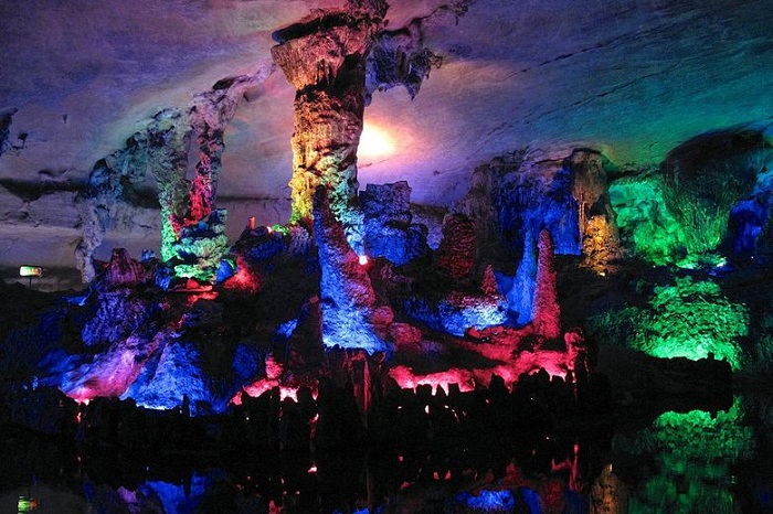 hang động kỳ lạ