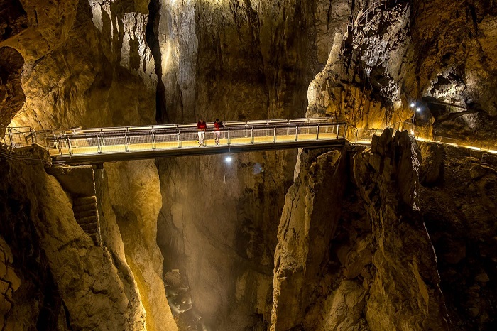 hang động kỳ lạ