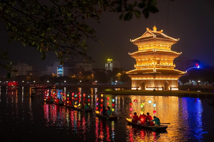 Cập nhật giá vé các điểm du lịch Ninh Bình mới nhất tại phố cổ Hoa Lư là điểm vui chơi đêm không thể bỏ qua ở Ninh Bình