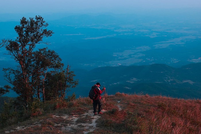 Du khách đi xe tới đoạn chân núi và bắt đầu hành trình trekking đỉnh Phia Pò Lạng Sơn