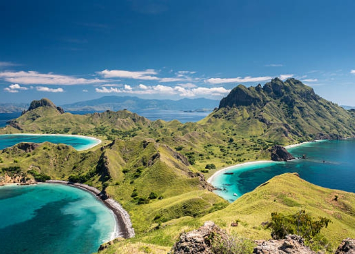 Du lịch Indonesia - Flores là một hòn đảo với các dãy núi hùng vĩ