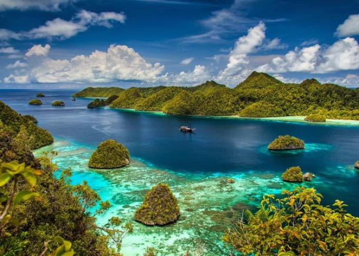 Du lịch Indonesia - Tây Papua được biết đến với vẻ đẹp thiên nhiên hoang sơ, hùng vĩ