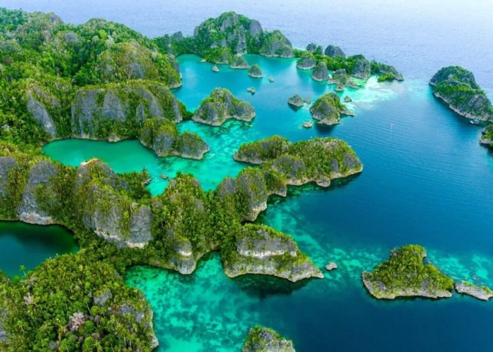 Du lịch Indonesia - Tây Papua còn có nhiều bãi biển, dãy núi đẹp