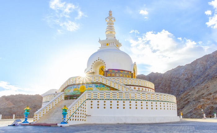 Tòa tháp trắng Shanti Stupa được coi là quốc bảo Phật giáo của Ấn Độ. Ảnh: Unplash