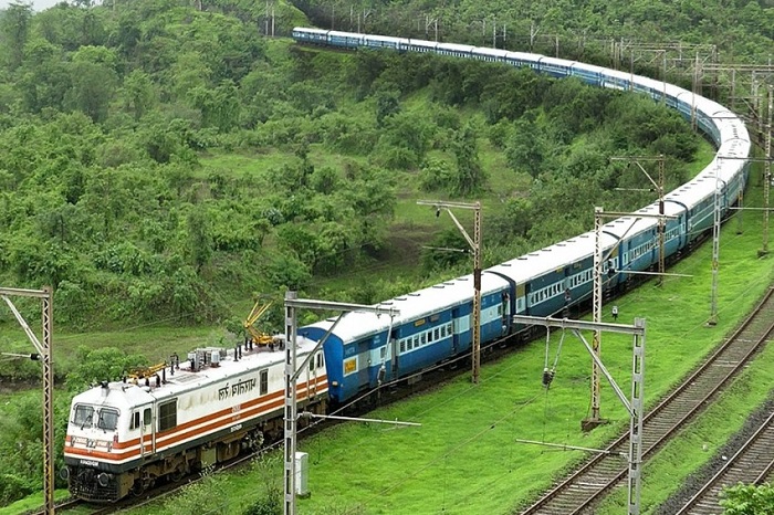 Bạn có thể chọn tàu hỏa khi di chuyển giữa các tỉnh với nhau. Ảnh: Outlook India