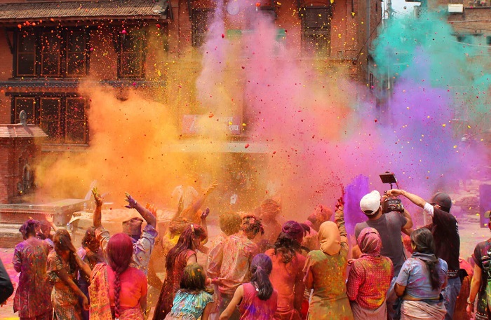 Lễ hội màu sắc Holi thu hút đông đảo khách du lịch trong và ngoài nước tham gia. Ảnh: Tripoto