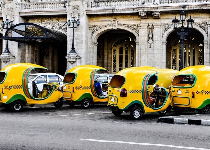 Du lịch Cuba - Coco taxi là phương tiện di chuyển đặc trưng của Cuba