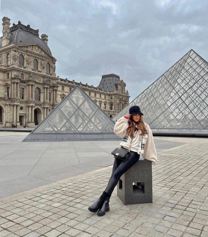 Du lịch Pháp - Bảo tàng Louvre là địa điểm check-in thu hút du khách