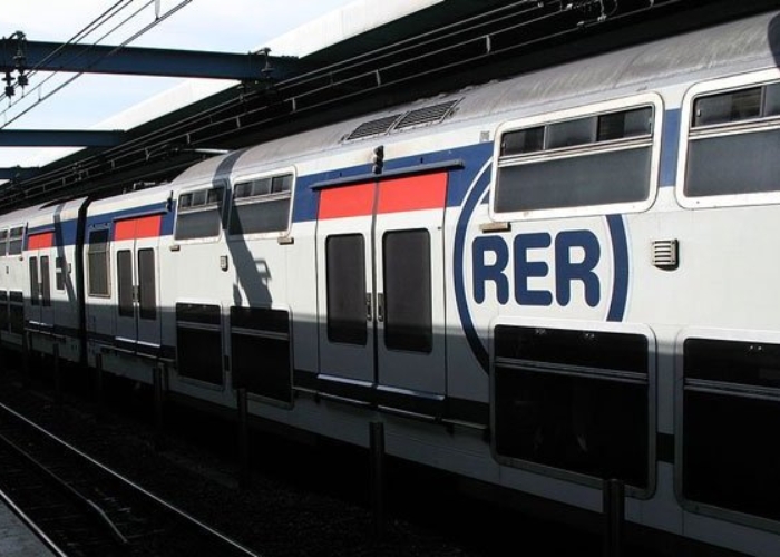 Du lịch Pháp - Tàu RER là loại tàu điện cao tốc tại Pháp