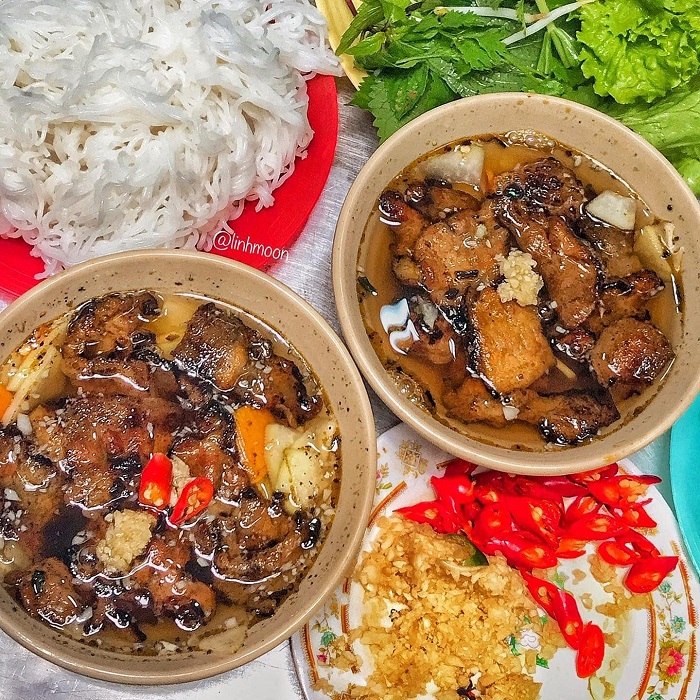 Một suất bún chả siêu đầy đặn cho bữa trưa no nê để du lịch phố cổ Hà Nội