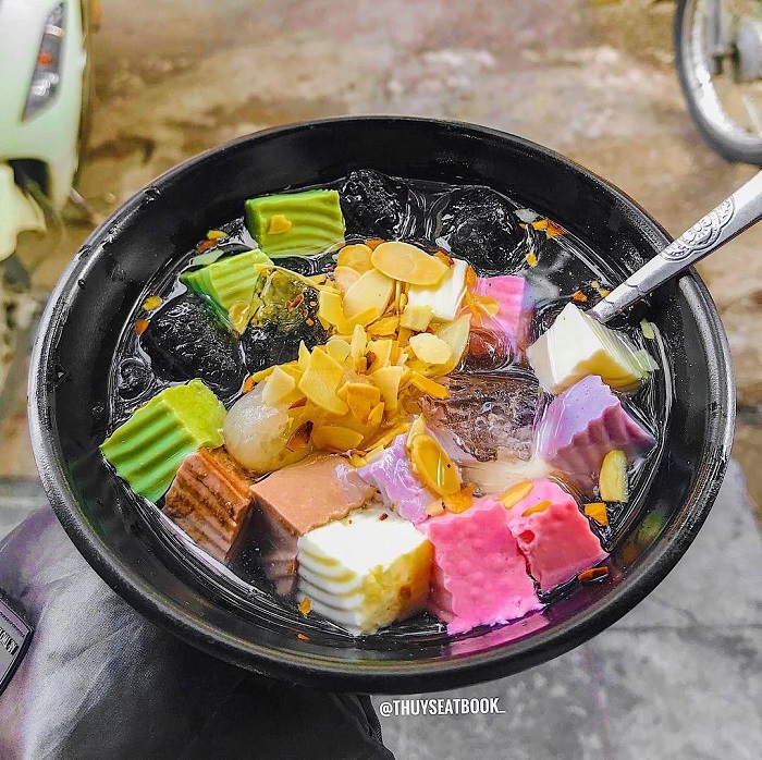 Bạn có thể ăn vặt lót dạ với chè khi du lịch phố cổ Hà Nội
