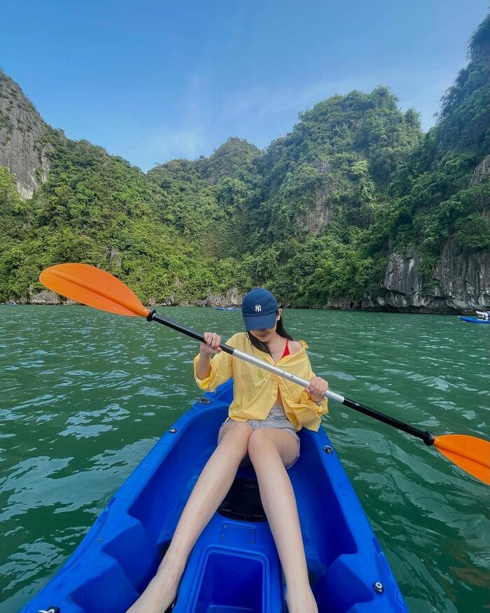 chèo thuyền kayak là trải nghiệm du lịch Quảng Ninh được nhiều du khách ưa chuộng