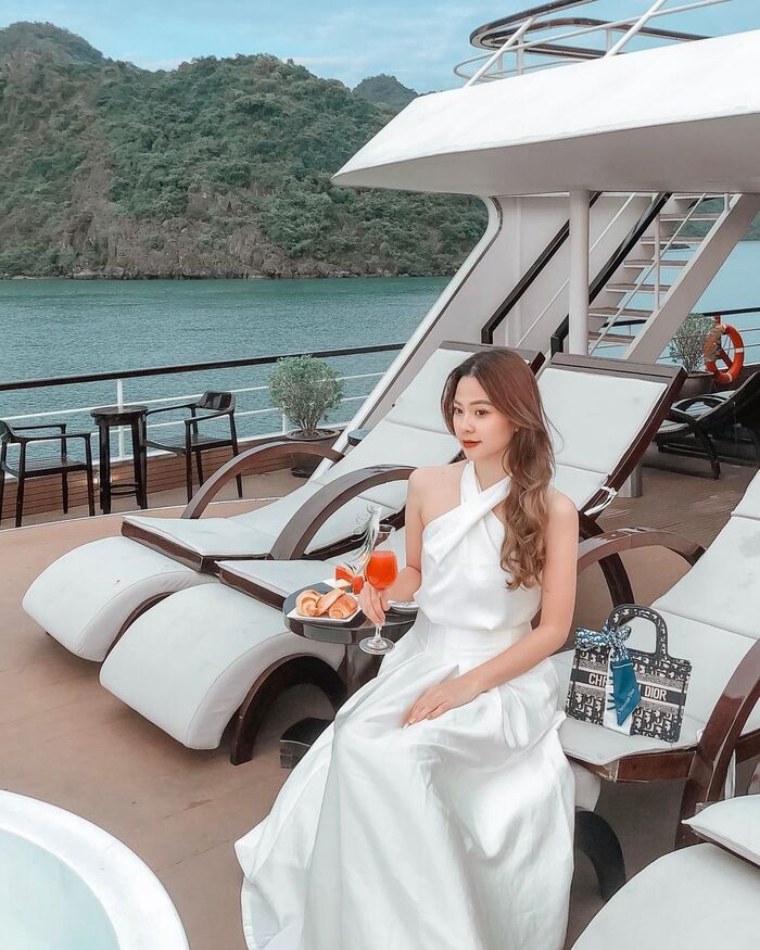 du lịch Quảng Ninh trải nghiệm du ngoạn ngắm cảnh trên du thuyền