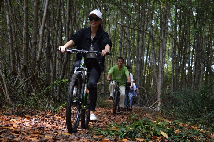 đạp xe khám phá các khu rừng tại khu cắm trại ở Cần Giờ