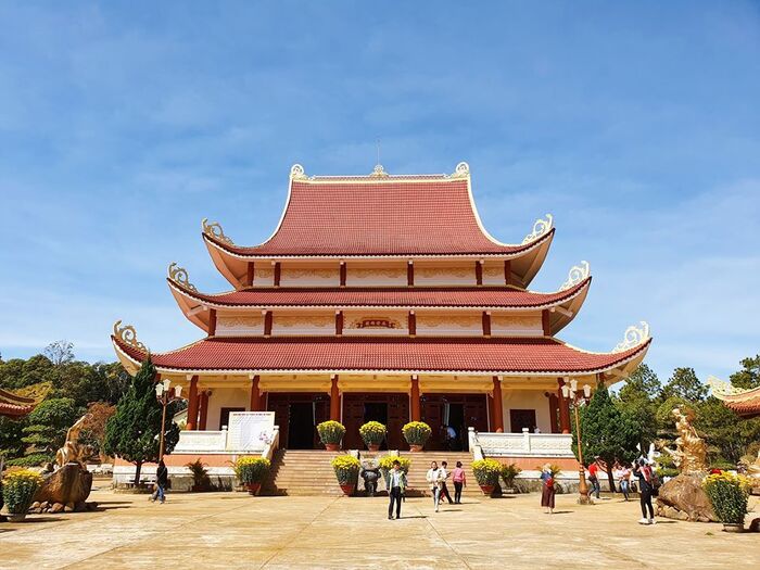 chùa Khánh Lâm là điểm dừng nổi tiếng nằm trong khu du lịch sinh thái Măng Đen 