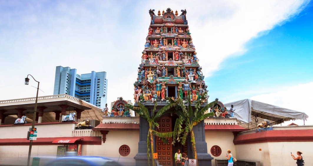 Đền Sri Mariamman nổi bật với các tác phẩm điêu khắc của các vị thần và sinh vật thần thoại