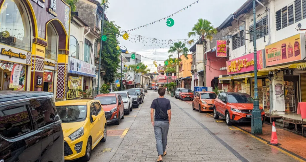 Đừng quên mang kem chống nắng khi di chuyển ngoài trời.