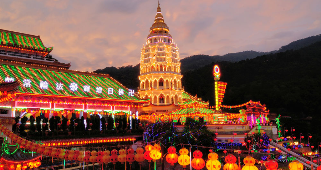 Chùa Kek Lok Si rực rõ với ánh đèn lồng khi về đêm