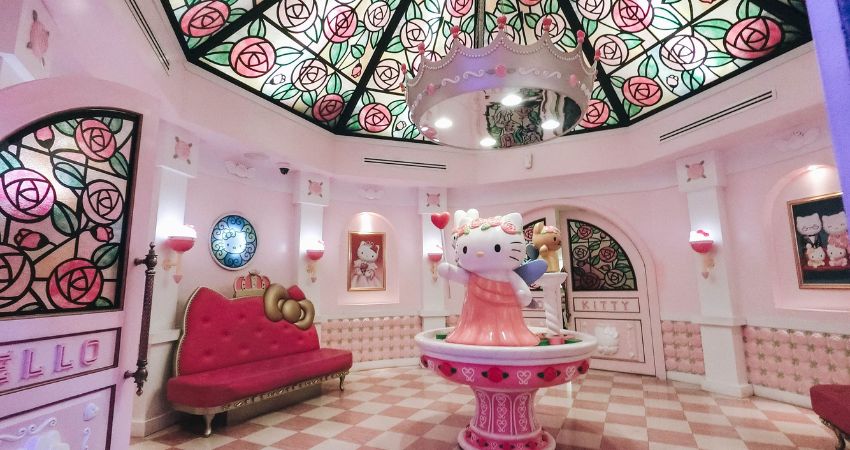 Thị trấn Sanrio Hello Kitty ngập tràn sắc hồng bên trong khu vui chơi