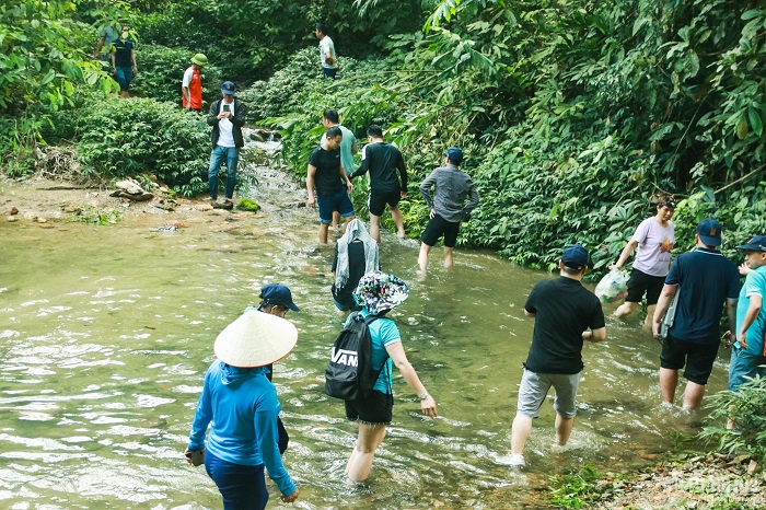 Để vào được hang Bó Mỳ Hà Giang, bạn cần đi bộ lội suối nhiều đoạn