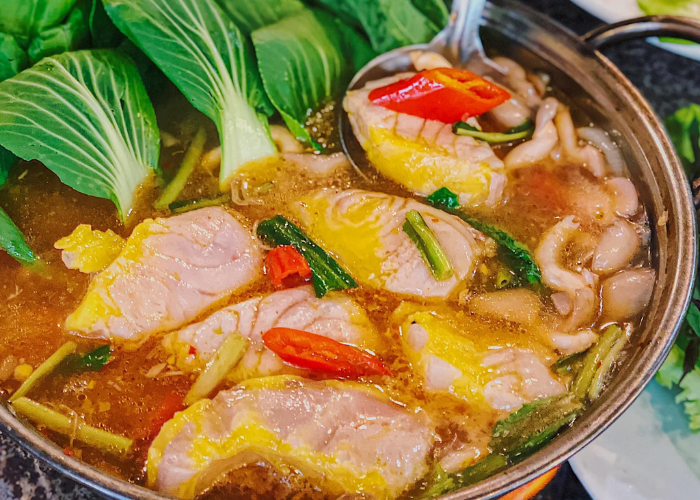 Lẩu cá tầm là món ăn đặc trưng, nổi bật trong menu của nhiều quán lẩu ngon tại Đà Lạt Lâm Đồng