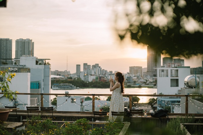 Quán rooftop ngắm pháo hoa ở TP HCM - Chao Nghiêng Rooftop