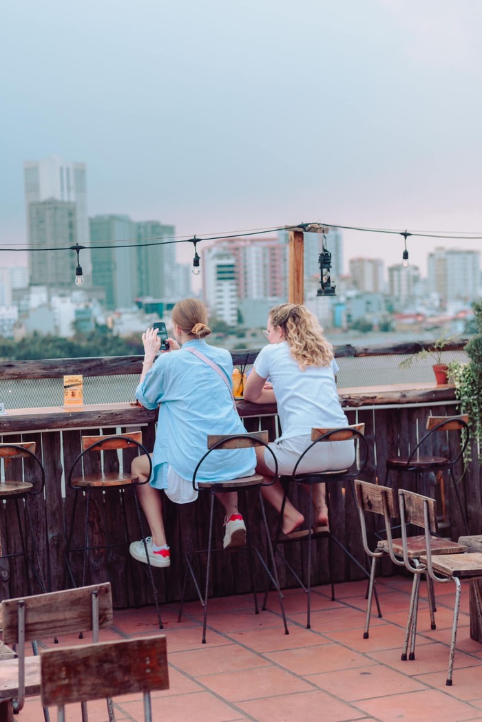 Quán rooftop ngắm pháo hoa ở TP HCM - Chênh Vênh Rooftop