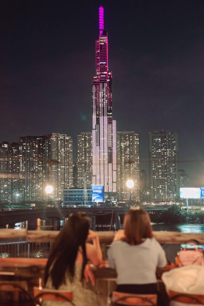 Quán rooftop ngắm pháo hoa ở TP HCM - Chênh Vênh Rooftop