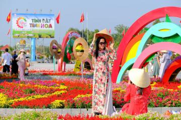 Cảm nhận trọn vẹn vẻ đẹp mùa xuân rực rỡ tại các chợ hoa Tết nổi tiếng miền Tây
