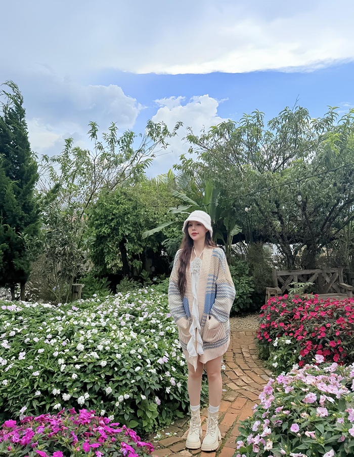 Linh Rin xuất hiện giữa khu vườn hoa rực rỡ với phong cách thời trang du lịch nhẹ nhàng, thanh lịch. Ảnh: FBNV