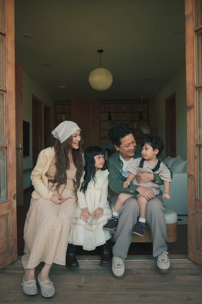 Gia đình nhỏ diện trang phục đơn giản nhưng đầy tinh tế trong chuyến nghỉ dưỡng. Ảnh: Facebook nhân vật