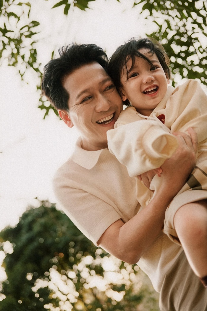 Trường Giang tận hưởng những giây phút nô đùa tinh nghịch cùng bé Hope. Ảnh: Facebook nhân vật