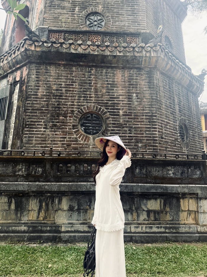 Linh Rin duyên dáng trong tà váy trắng tinh khôi khi dạo bước giữa không gian cổ kính. Ảnh: FBNV