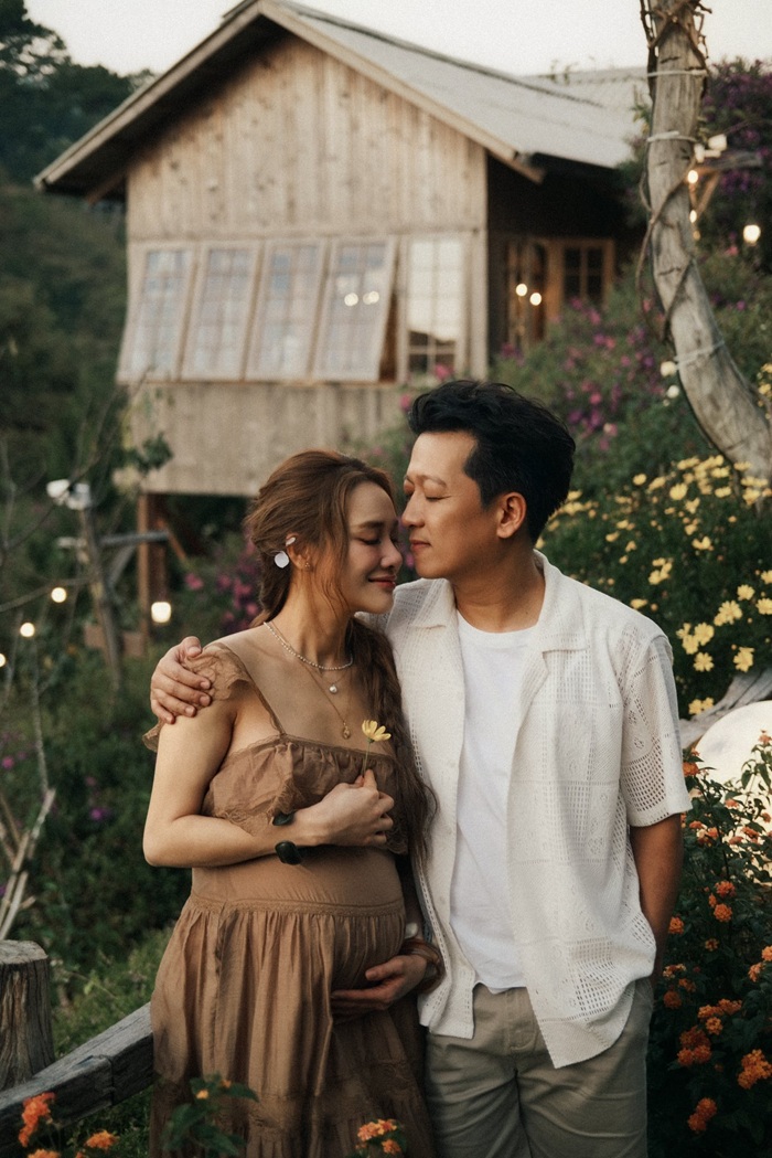 Khoảnh khắc 'tình bể bình' của vợ chồng Trường Giang và Nhã Phương trong chuyến du lịch gia đình. Ảnh: Facebook nhân vật