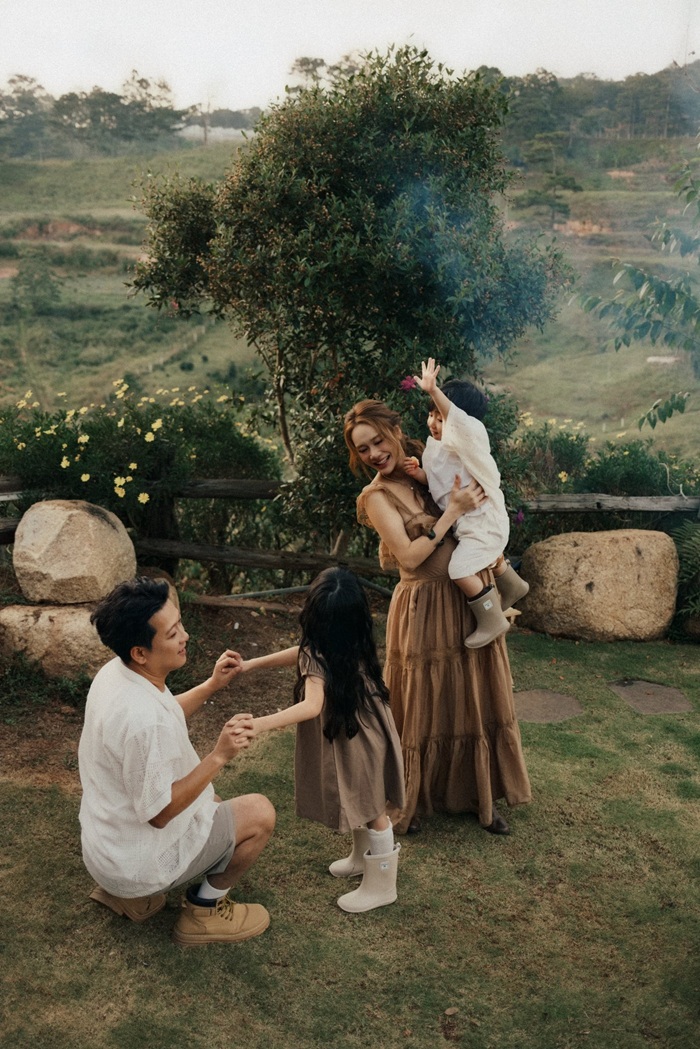Gia đình Trường Giang và Nhã Phương cùng nhau tận hưởng những khoảnh khắc hạnh phúc trọn vẹn tại Đà Lạt. Ảnh: Facebook nhân vật