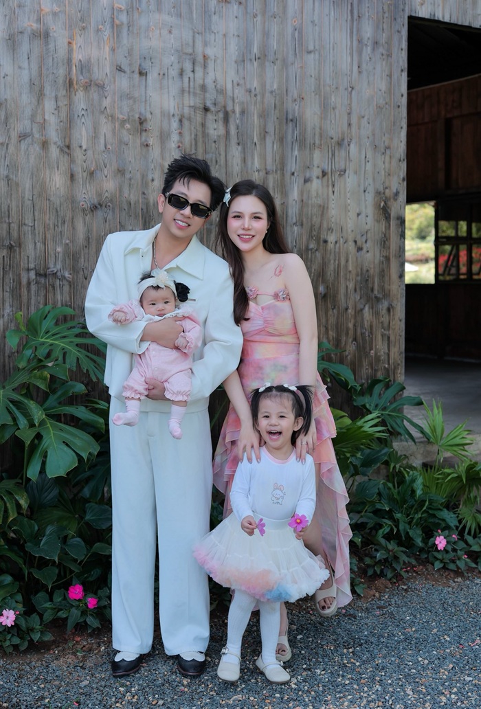 Gia đình nhỏ của Lý Tuấn Kiệt - Linh Rin rạng rỡ trong khoảnh khắc sum vầy, khi hai thiên thần nhỏ trở thành tâm điểm yêu thương giữa vòng tay bố mẹ. Ảnh: FBNV