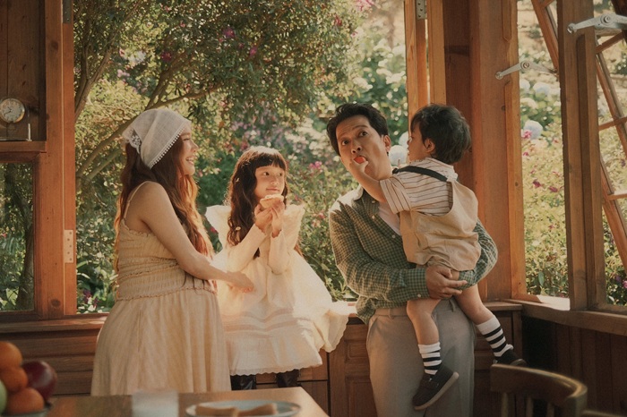 Khoảnh khắc gia đình nhỏ hạnh phúc bên khung cửa sổ tựa như một bộ phim. Ảnh: Facebook nhân vật