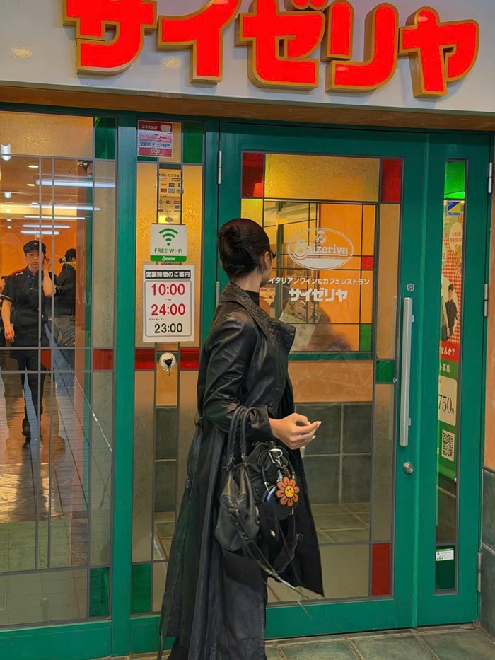 Phong cách thời trang tối giản, hiện đại của Vũ Thảo My khi dạo phố Tokyo. Ảnh: Instagram nhân vật