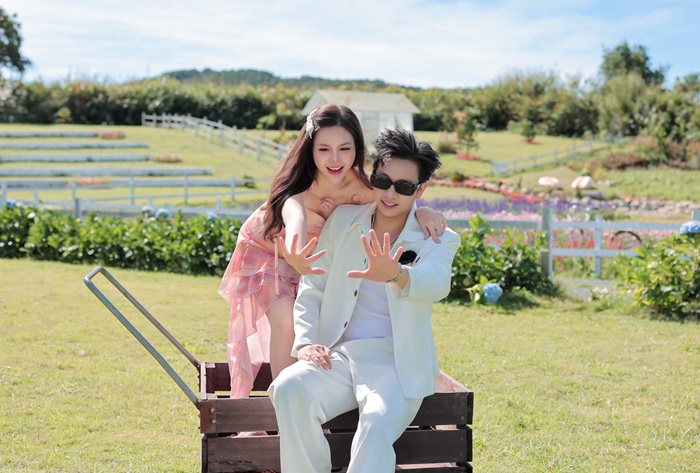 Sự ngọt ngào, lãng mạn của cặp đôi vẫn vẹn nguyên sau nhiều năm gắn bó. Ảnh: FBNV