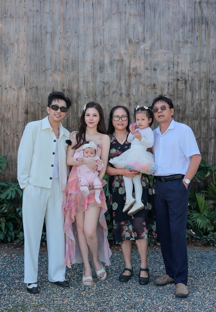 Phong cách thời trang tối giản, sang trong của đại gia đình. Ảnh: FBVN