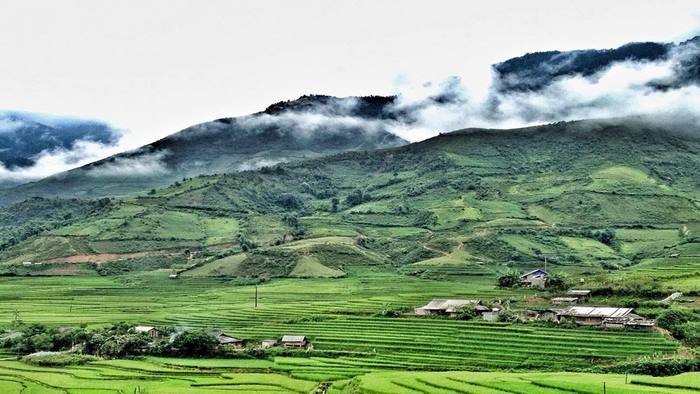 Thung lũng Lìm Mông ẩn hiện trong mây ngàn và ruộng bậc thang. 