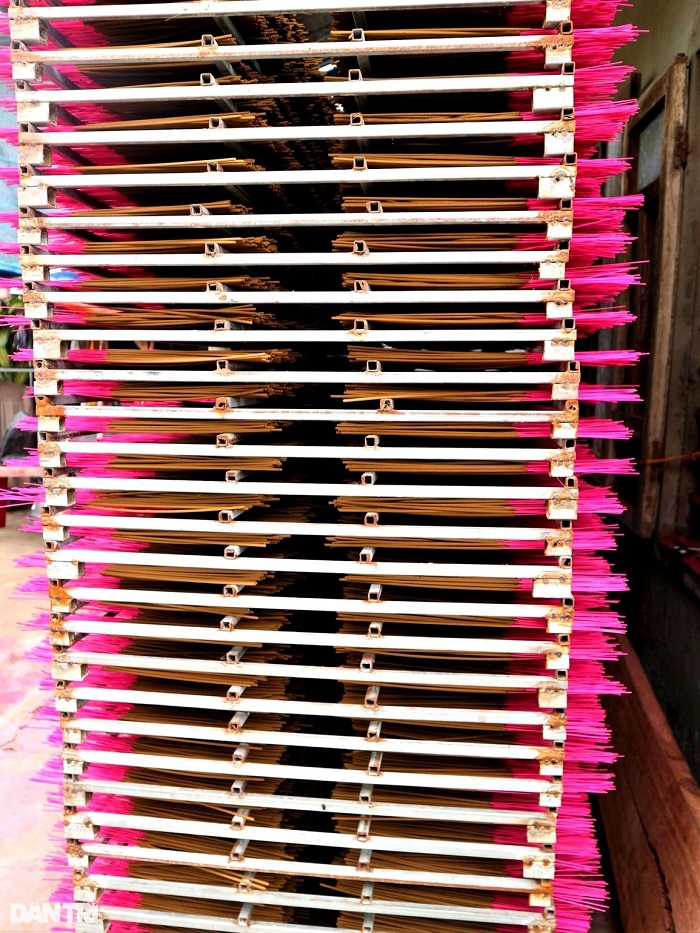 Nếu gặp trời mưa, Làng hương Quán Hương Quảng Nam sẽ được phơi trong nhà nhưng phải nhiều ngày mới khô