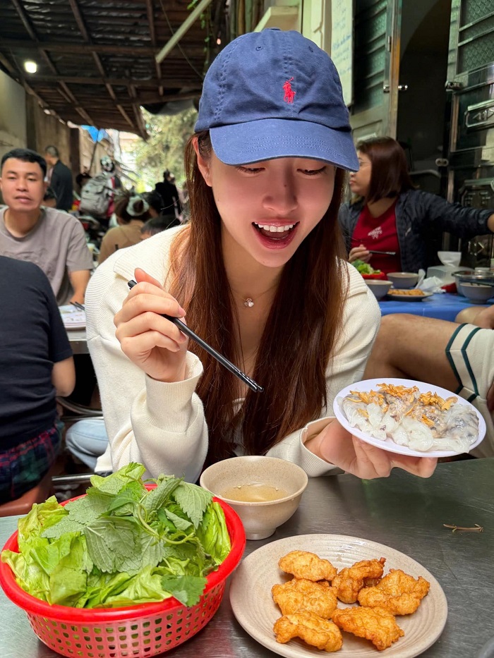 Bánh cuốn chả mực là món ngon nhất định phải thử trong lịch trình đi Hạ Long 2 ngày 1 đêm dịp Tết