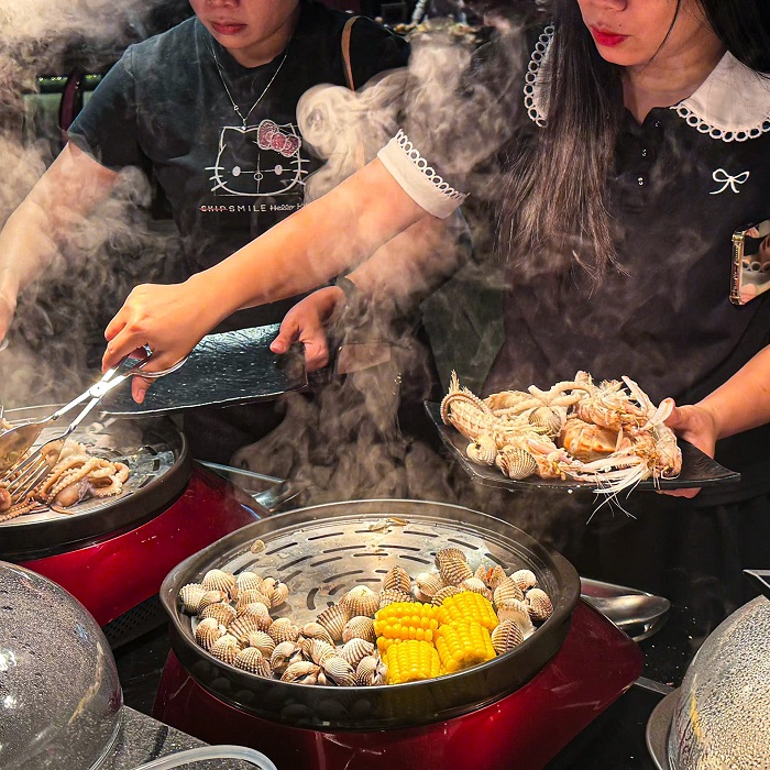 Thưởng thức hải sản tươi ngon trong lịch trình đi Hạ Long 2 ngày 1 đêm dịp Tết