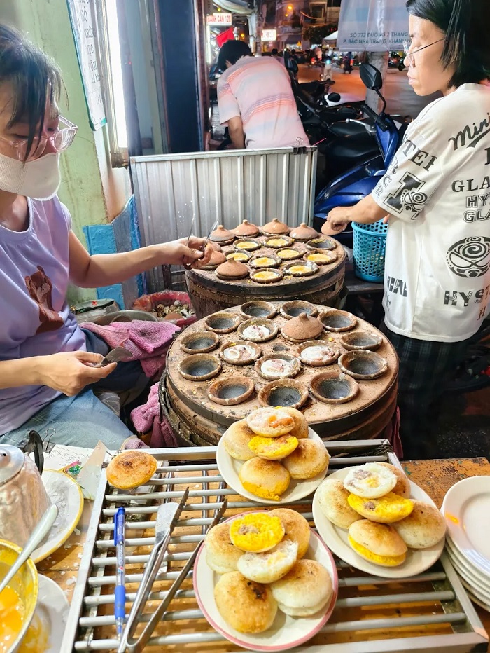 Bạn có thể ăn sáng tại quán bánh căn ngon ở Nha Trang này