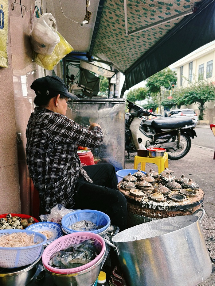 Chỉ là một quán bánh căn ngon ở Nha Trang nhỏ xíu nhưng lại thu hút thực khách đến vậy