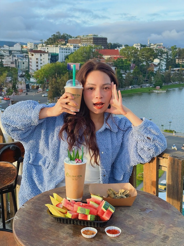 Không gian cực chill và thư giãn tại quán cà phê trang trí Tết ở Nha Trang