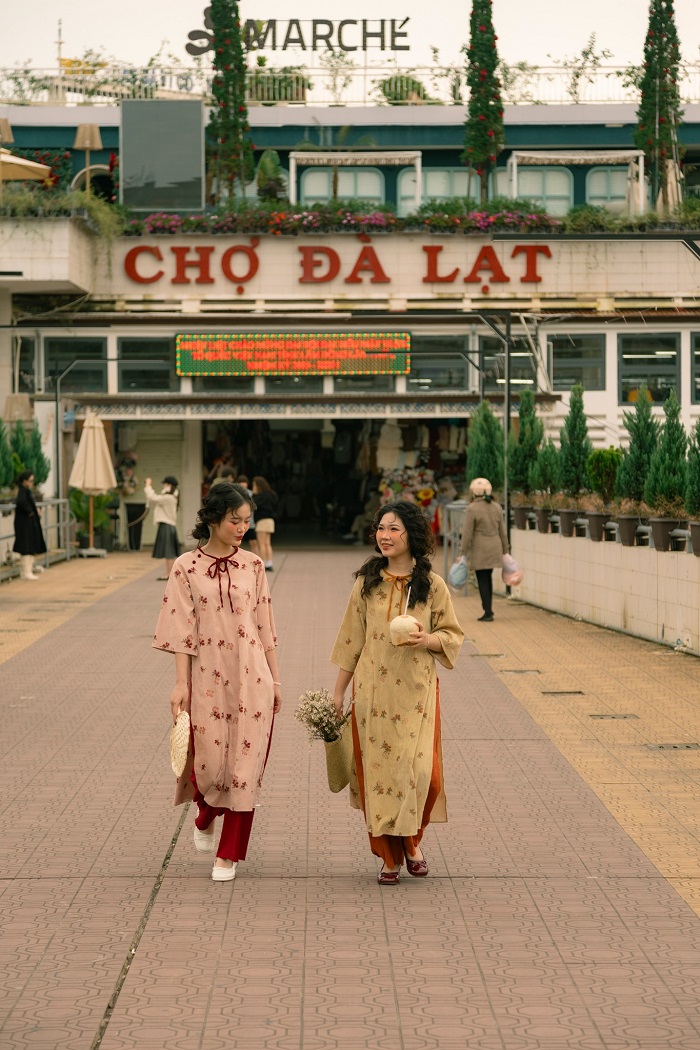 Màu sắc hoài cổ rất hợp tại địa điểm chụp ảnh Tết ở Đà Lạt