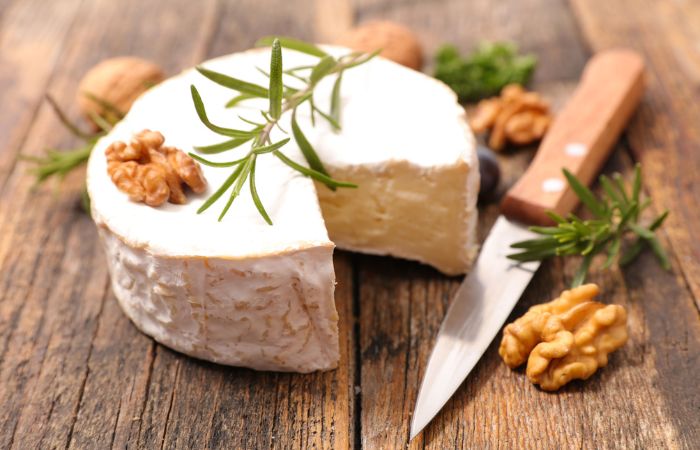 Du lịch tết ở Pháp du khách được thưởng thức Phô mai camembert